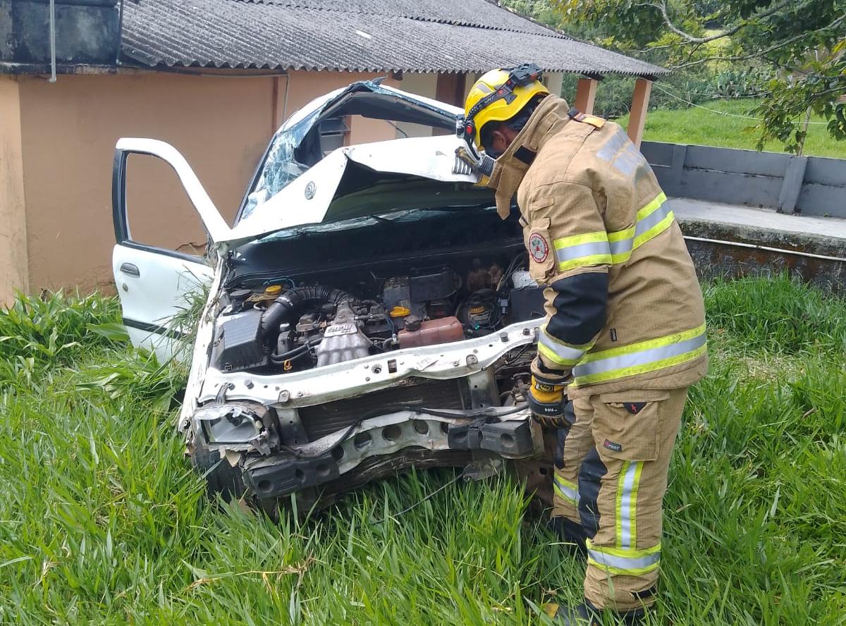 Carro capota em Barbacena e três pessoas ficam feridas TVJF