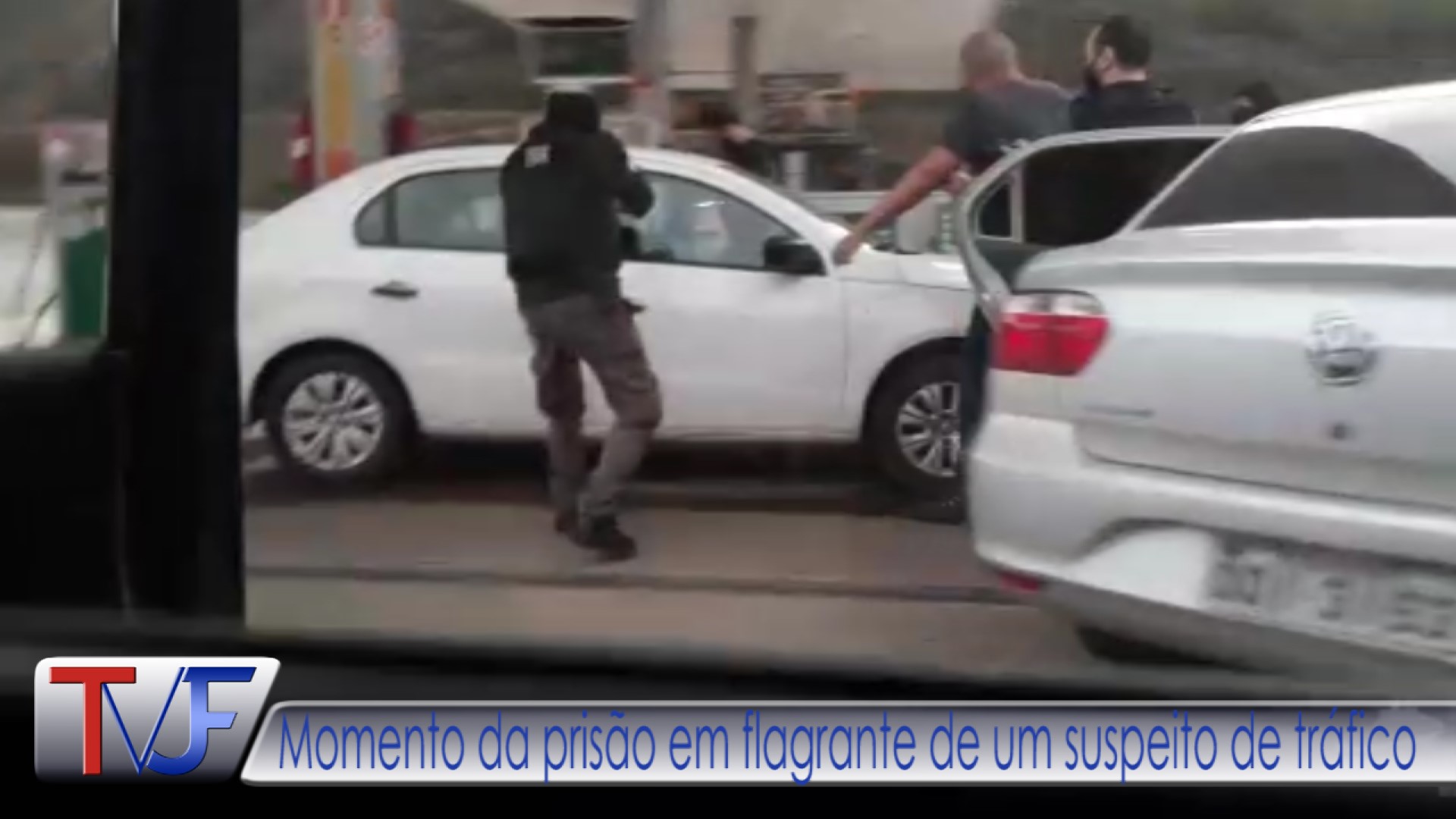 momento da prisão em flagrante de um suspeito de tráfico na br040