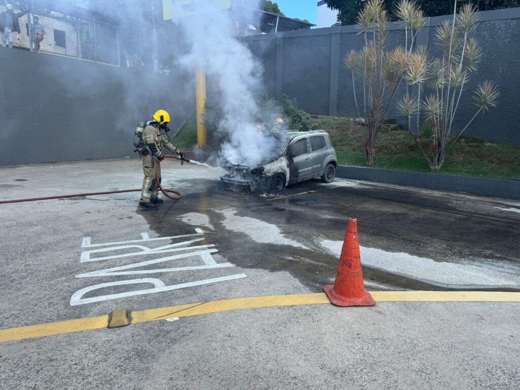 Carro pega fogo em Juiz de Fora