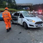 Homem morre ejetado de carro em acidente
