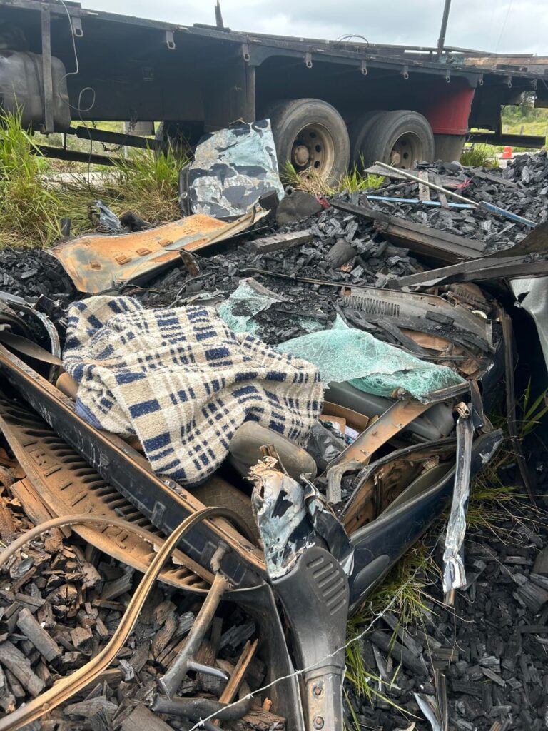 Carga de carvão cai sobre carro e motorista morre