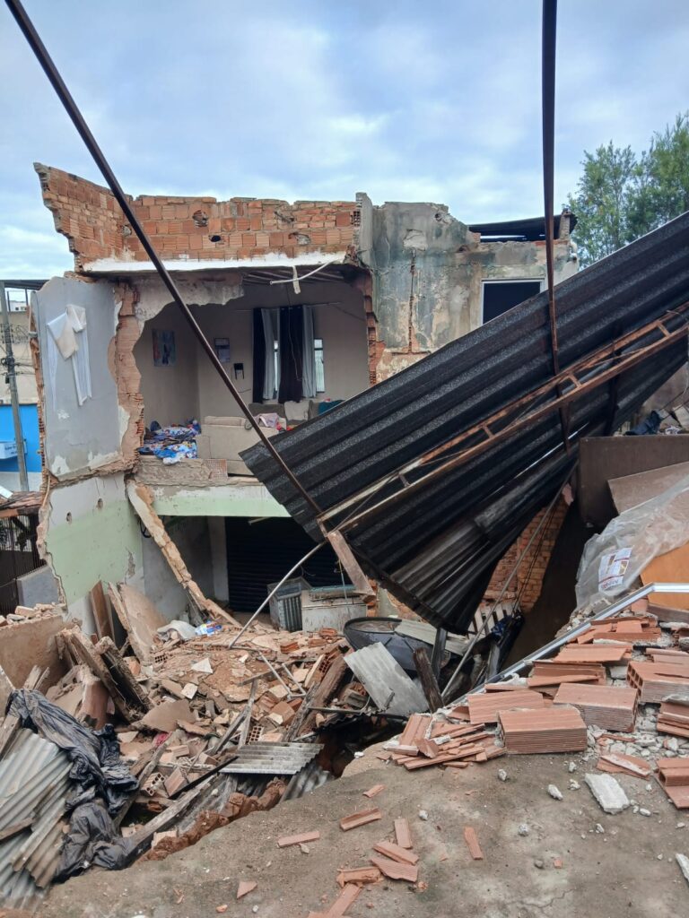 Casa desaba na Zona Norte de Juiz de Fora